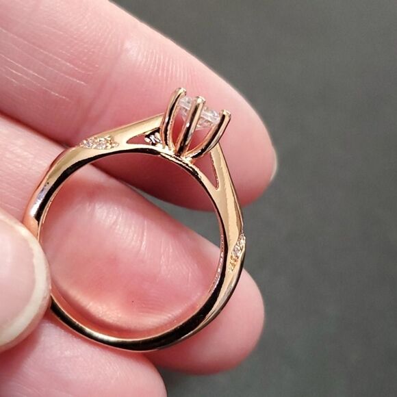 *Sale* Rose gold plated rhinestone ring approx size 7 - Picture 7 of 11